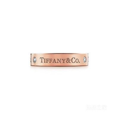 Tiffany & Co.® 系列 18K 玫瑰金镶钻戒指，宽 4 毫米。