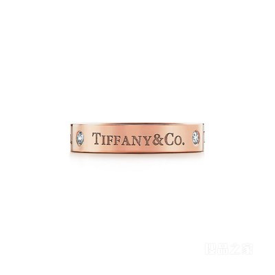 Tiffany & Co.® 系列 18K 玫瑰金镶钻戒指，宽 4 毫米。