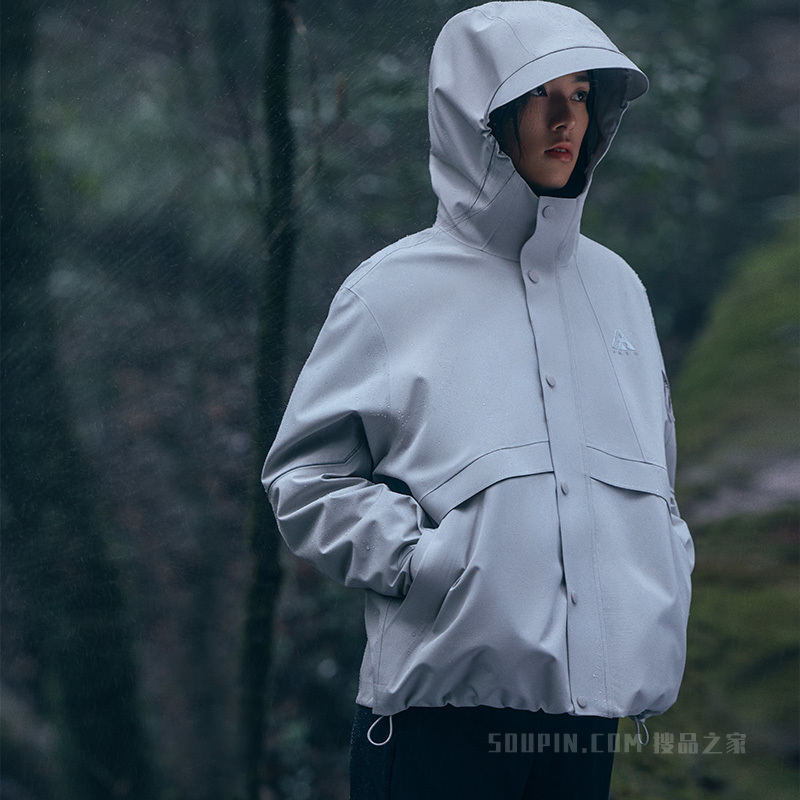 安踏综训系列防暴雨科技女户外登山连帽硬壳冲锋衣