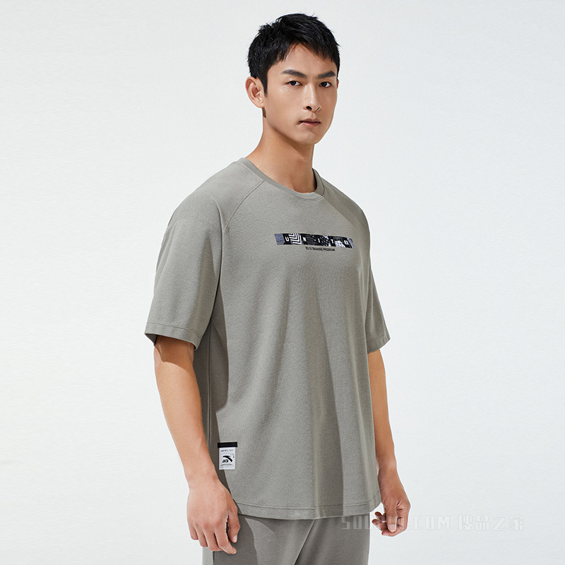 安踏综训系列UNIT A健身型格男子短袖针织T恤衫