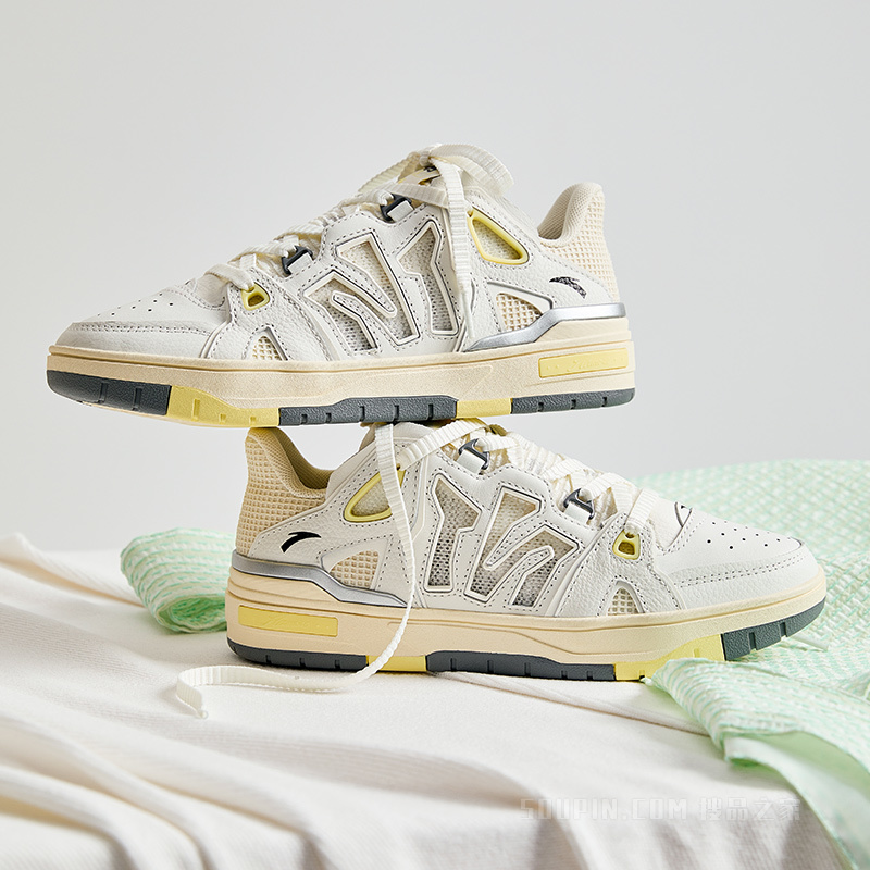 安踏生活系列烈焰4S女子复古板鞋