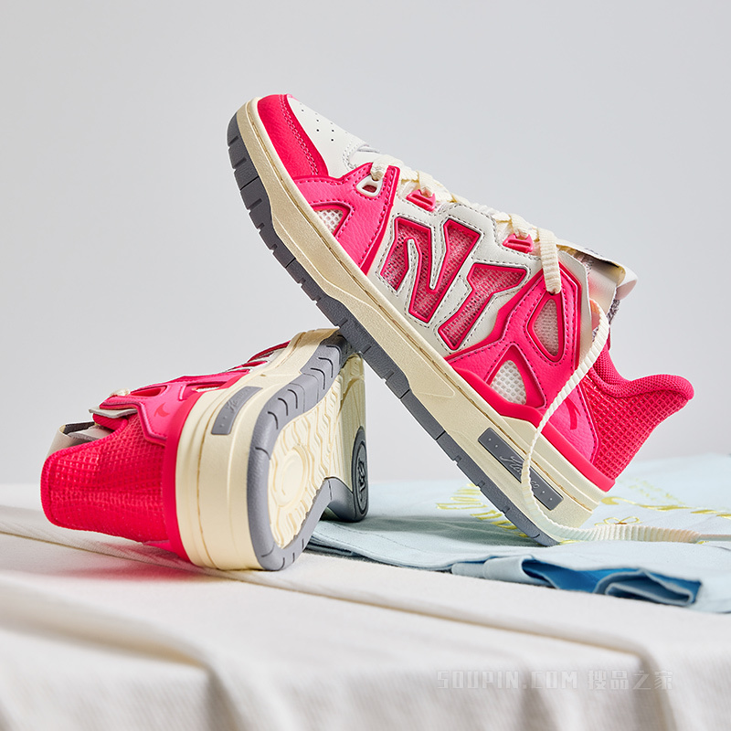 安踏生活系列烈焰4S女子复古板鞋