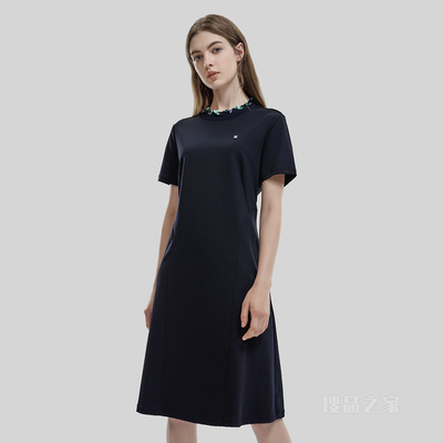 女子时尚休闲连衣裙