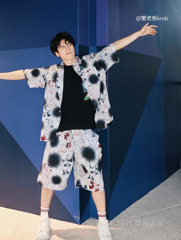 【DISNEY联名系列】23新款男纯棉府绸墨印条纹宽松衬衫31606