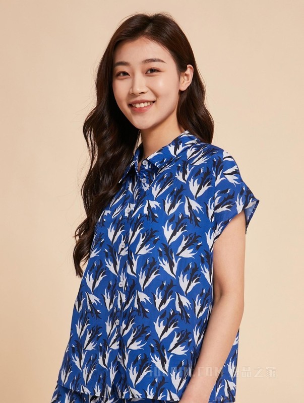 23新款春夏女装时尚羽毛图案印染轻薄合身版短袖衬衫39540