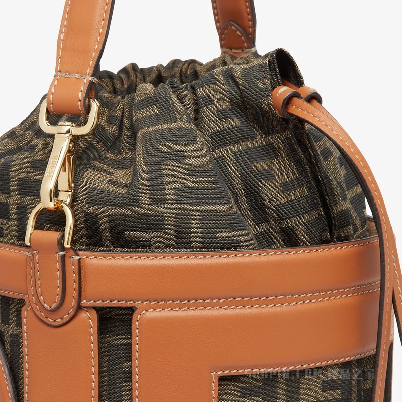 FENDI Step Out中号手袋 棕色皮革和FF布料手袋