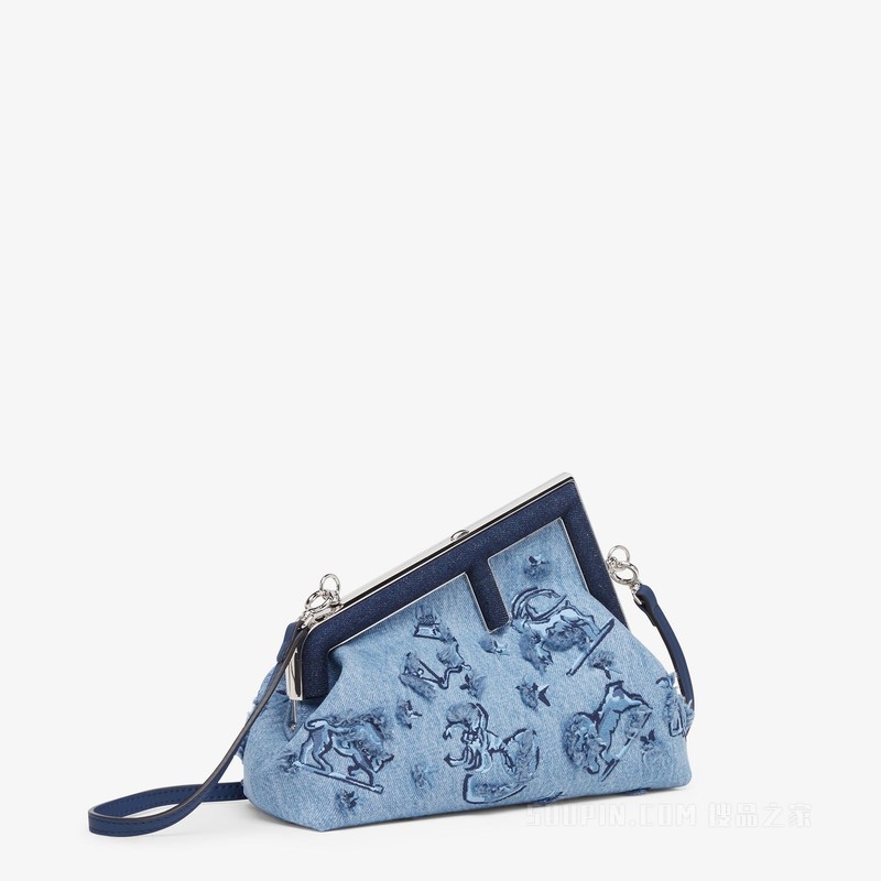 FENDI First小号手袋 牛仔布手袋，绣有FENDI Astrology图案