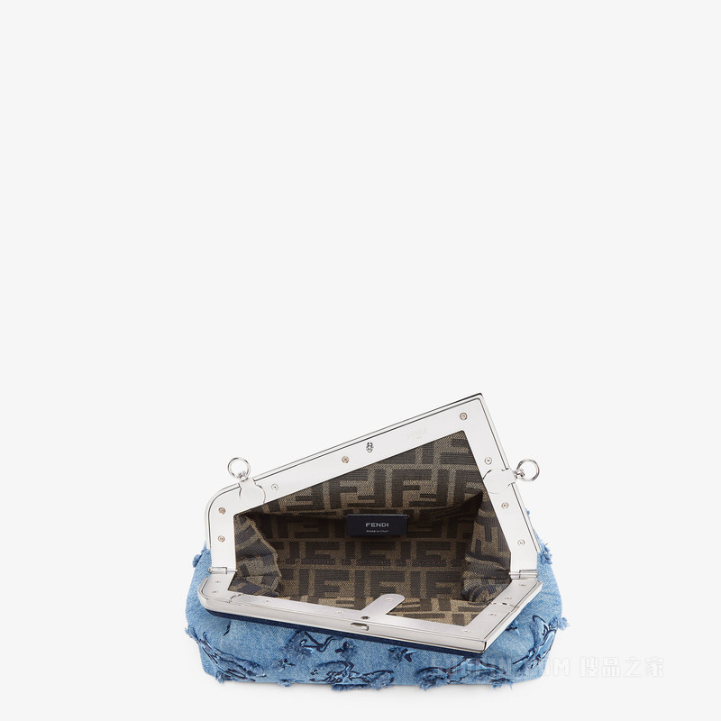 FENDI First小号手袋 牛仔布手袋，绣有FENDI Astrology图案