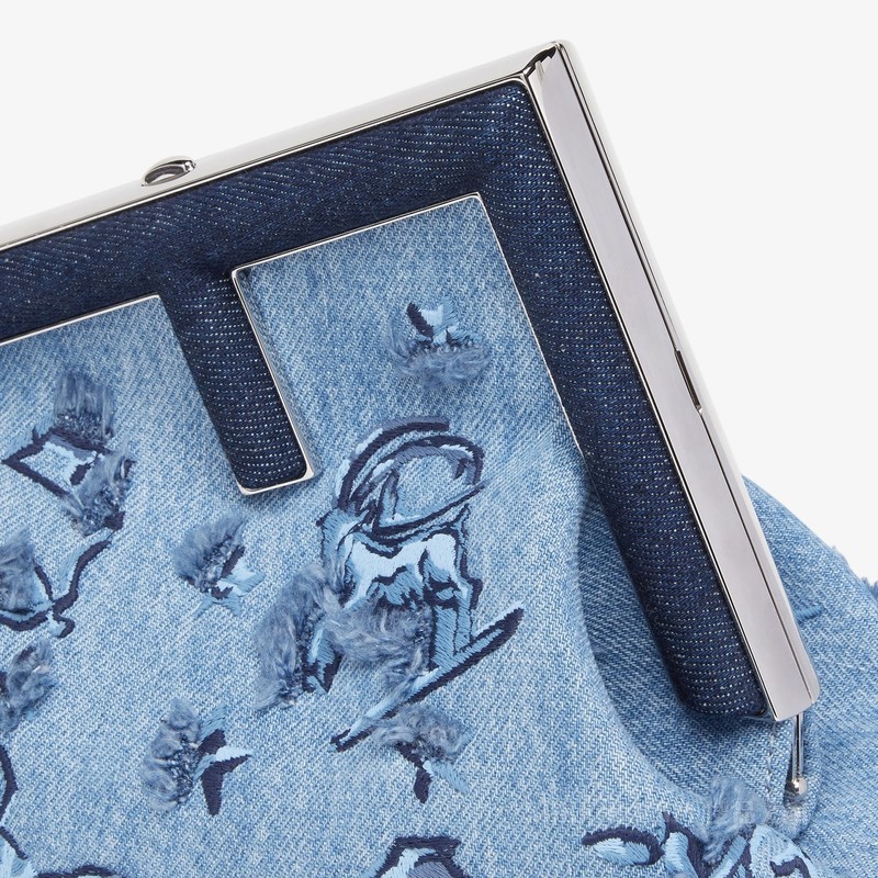 FENDI First小号手袋 牛仔布手袋，绣有FENDI Astrology图案