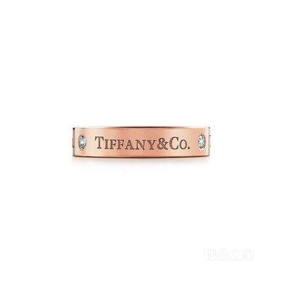 Tiffany & Co.® 系列 18K 玫瑰金镶钻戒指，宽 4 毫米。