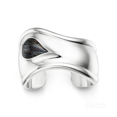Elsa Peretti® 系列纯银镶嵌虎铁石小号 Bone Cuff,宽 43 毫米