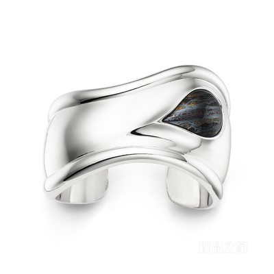 Elsa Peretti® 系列纯银镶嵌虎铁石小号 Bone Cuff,宽 43 毫米