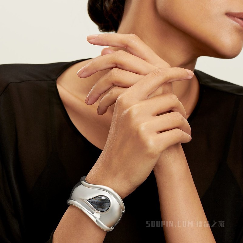 Elsa Peretti® 系列纯银镶嵌虎铁石小号 Bone Cuff，宽 43 毫米