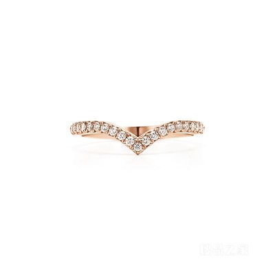 Tiffany Soleste 系列 18K 玫瑰金镶嵌钻石 V 形戒指。