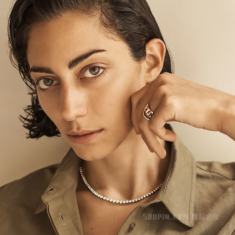 Tiffany Soleste 系列 18K 玫瑰金镶嵌钻石 V 形戒指。