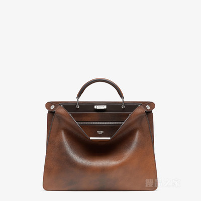 Peekaboo ISeeU中号手袋 棕色磨面革手袋