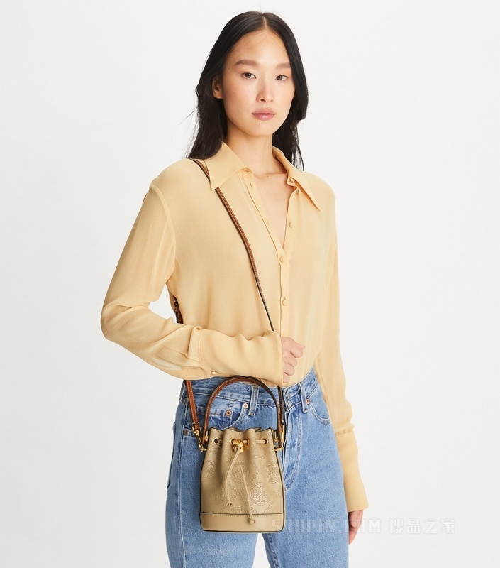 T Monogram 迷你孔眼皮革水桶包 杏仁白