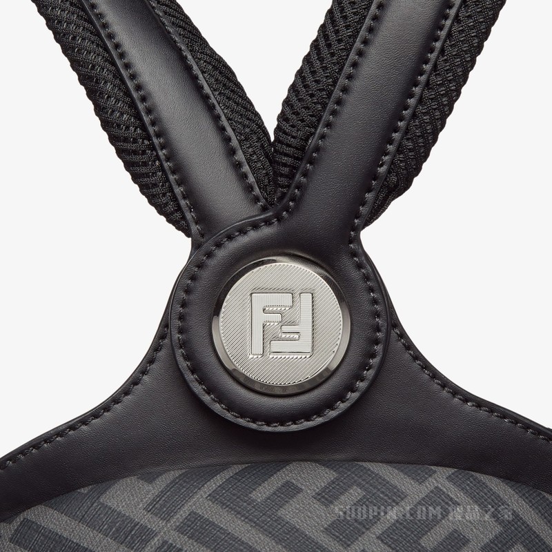 FENDI Diagonal FENDI Chiodo中号手袋 黑色FF帆布背包