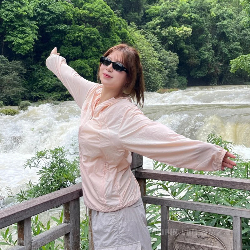 安踏户外露营女子防泼水防紫外线露营皮肤衣外套