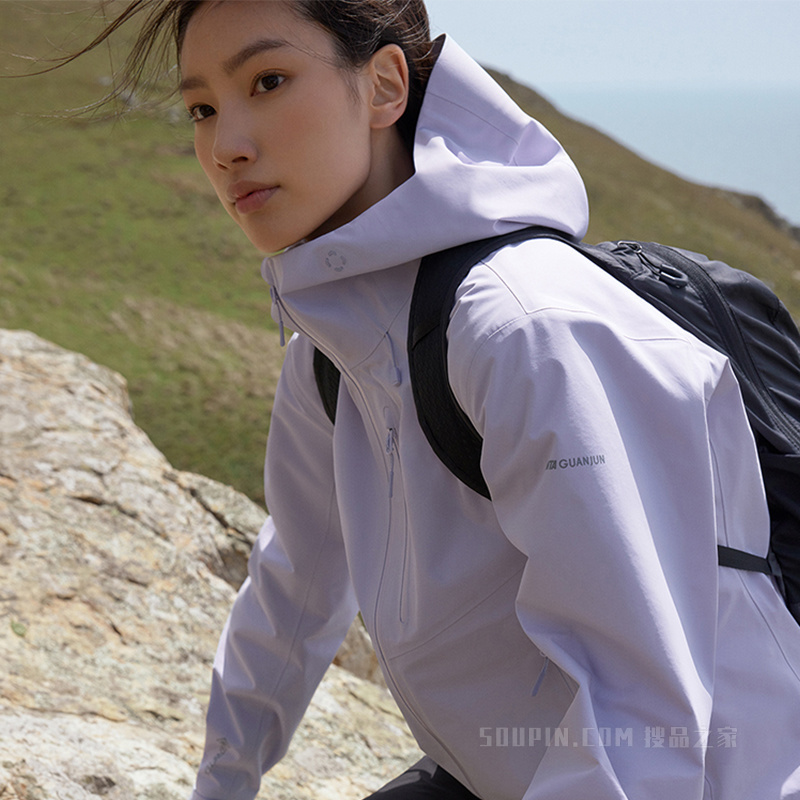 安踏冠军徒步GORETEX黑标女子冲锋衣