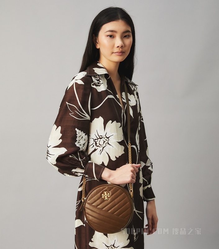 Kira Chevron 圆形包 乳糖棕/轧制黄铜