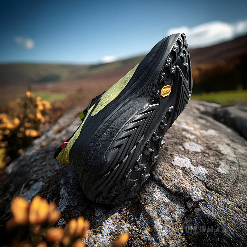 安踏昆仑男子跑鞋