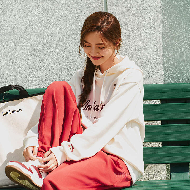 【关晓彤同款】安踏运动复古女子动型科技连帽卫衣