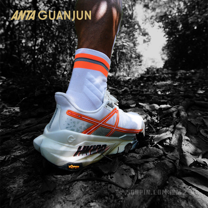 安踏冠军猎隼3RC女子跑鞋