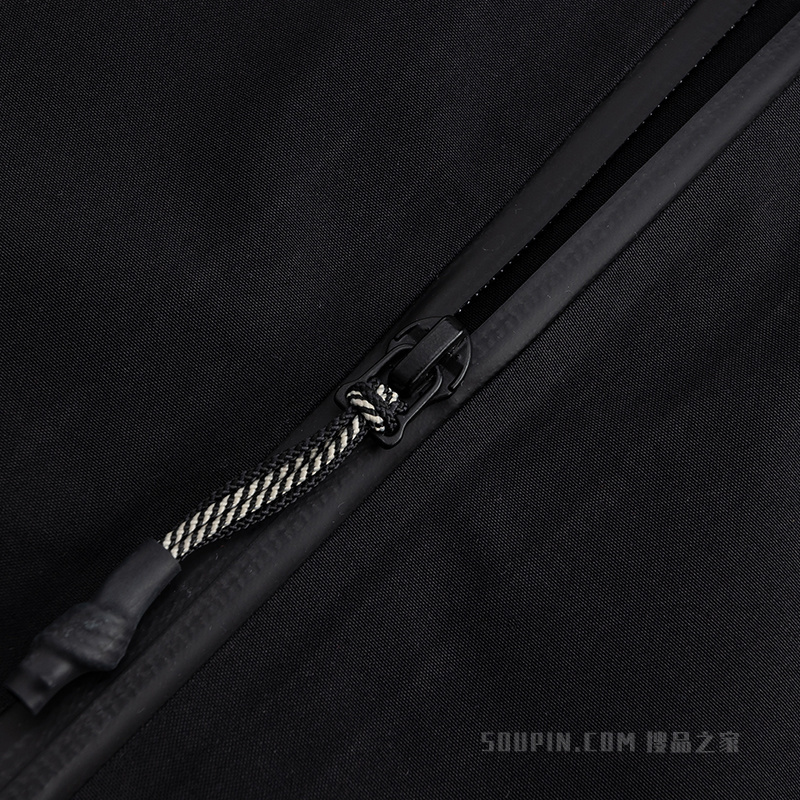 安踏×国家地理联名男子防泼水冲锋衣