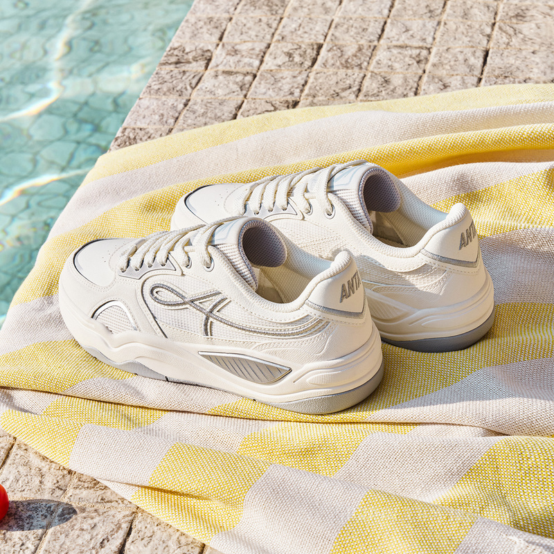 安踏烈焰女子板鞋