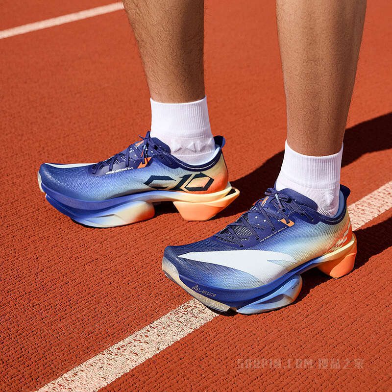 安踏×徐悲鸿奔马图联名天马行空系列跑步系列C10PRO2女子跑鞋