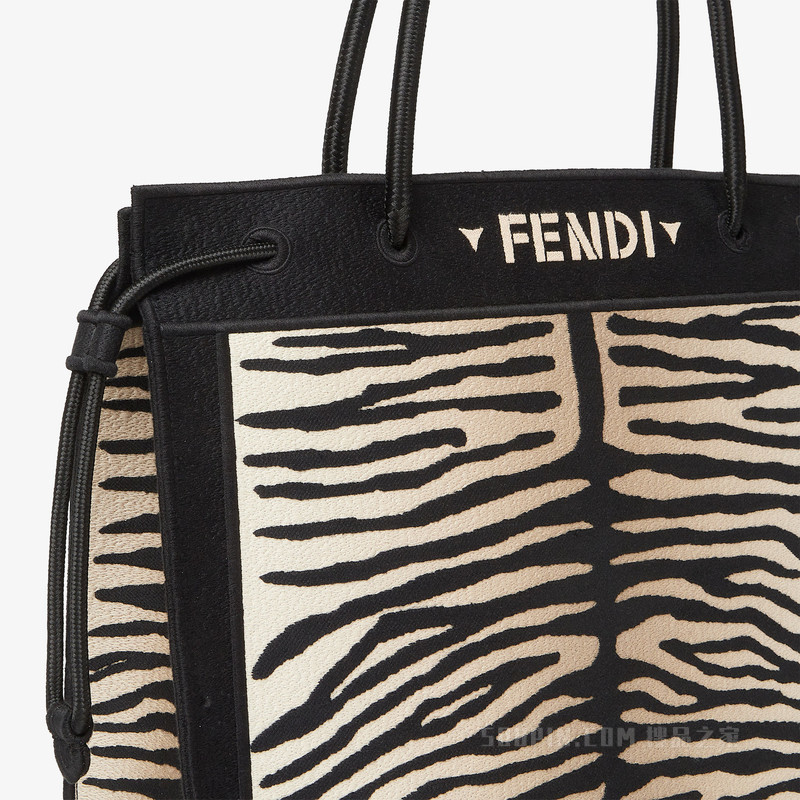 FENDI Magic大号托特包 米色和黑色虎纹效果刺绣布料托特包